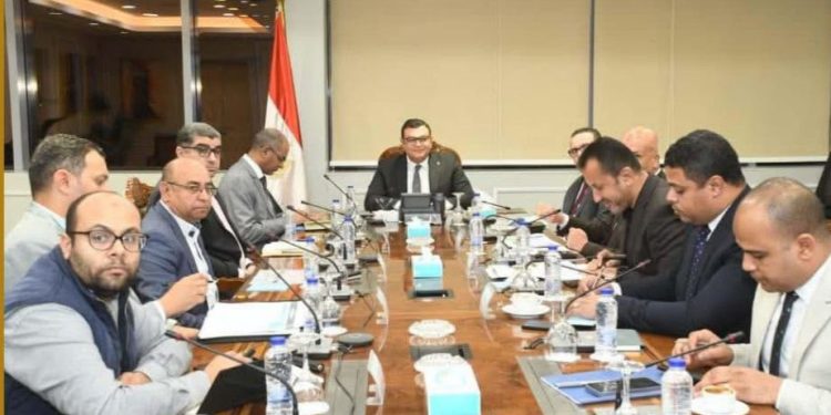 وزير الإسكان يتابع مشروعات المرافق والكهرباء بالمناطق الصناعية بعدد من المدن الجديدة