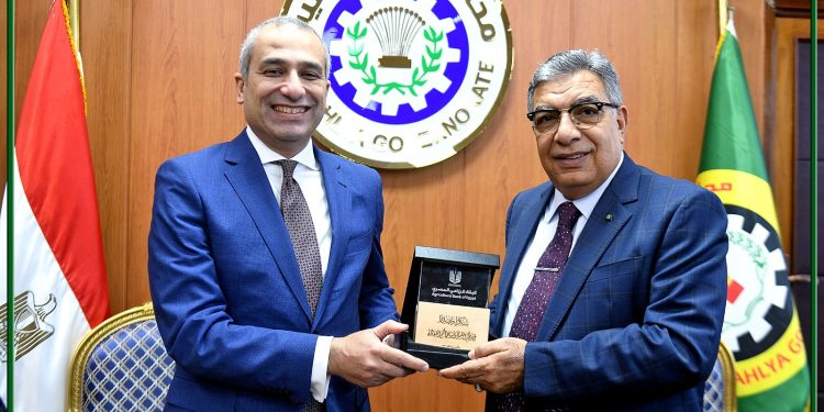 رئيس البنك الزراعي المصري يلتقي محافظ الدقهلية لتعزيز أوجه التعاون في المشروعات التنموية وتمويل صغار المزارعين 