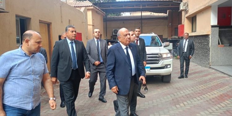 وزير الكهرباء يتفقد الإدارة العامة لشبكات الحلمية التابعة لشركة شمال القاهرة لتوزيع الكهرباء