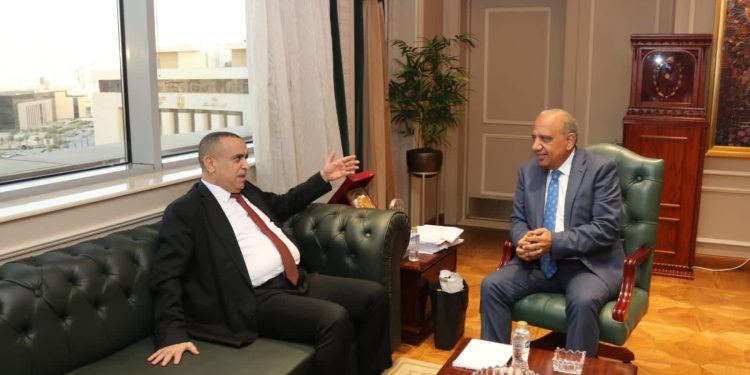 وزير الكهرباء يبحث مع وزير الطاقة بالجزائر  سبل التعاون المشترك