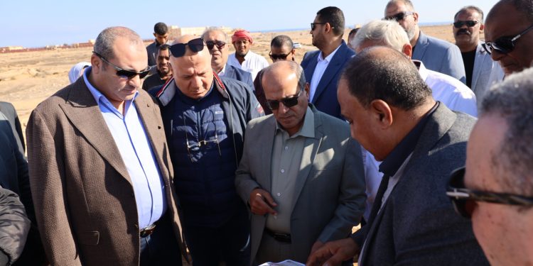 رئيس القابضة لمياه الشرب يتفقد مشروعات المعالجة بالغابة الشجرية في مطروح