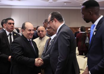 وزير قطاع الأعمال يلتقي الوزير الأول للجمهورية الجزائرية على هامش المؤتمر الوزاري الأفريقي للأدوية