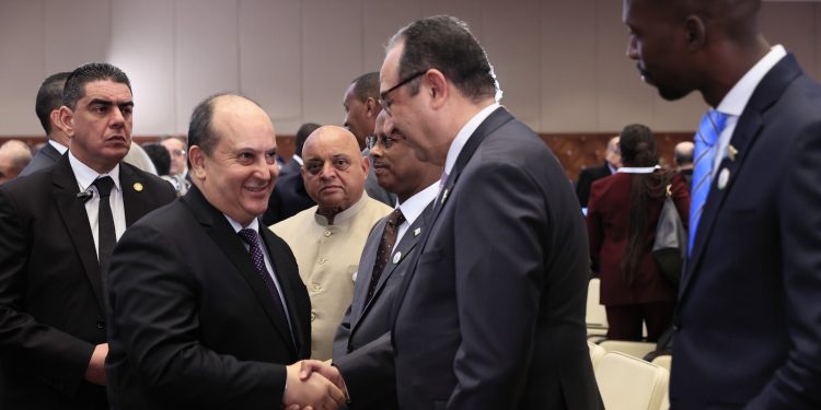 وزير قطاع الأعمال يلتقي الوزير الأول للجمهورية الجزائرية على هامش المؤتمر الوزاري الأفريقي للأدوية