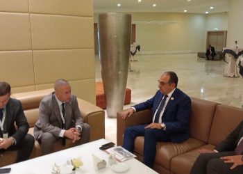 وزير قطاع الأعمال يلتقي المدير العام لمؤسسة تطوير صناعة السيارات في الجزائر لبحث التعاون المشترك في مجال المركبات