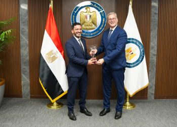 وزير البترول يكرّم مهند عاطف لفوزه بجائزة أفضل وكيل ذكاء اصطناعي في مؤتمر الجيوميكانيكا بالسعودية