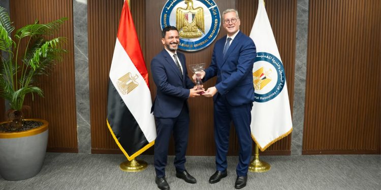 وزير البترول يكرّم مهند عاطف لفوزه بجائزة أفضل وكيل ذكاء اصطناعي في مؤتمر الجيوميكانيكا بالسعودية