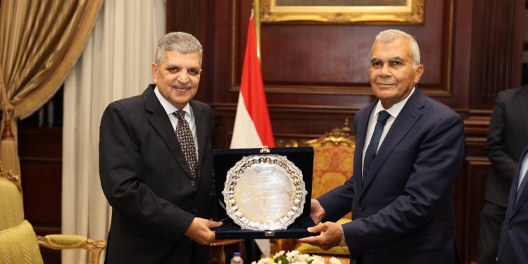 الفريق أسامة ربيع يقدم التهنئة إلى رئيس مجلس الشيوخ.. ويؤكد على ضرورة التعاون المشترك وتضافر الجهود لخدمة الوطن