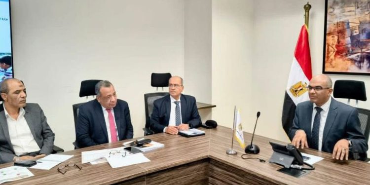 نائب وزير الإسكان يتابع موقف مشروعات برنامج خدمات الصرف الصحى المستدامة فى المناطق الريفية بالشرقية