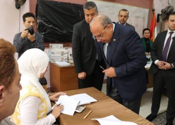 وزير الكهرباء والطاقة المتجددة يدلي بصوته في انتخابات “النواب “امام المركز الانتخابي بمدرسة المنارة بمدينة نصر.