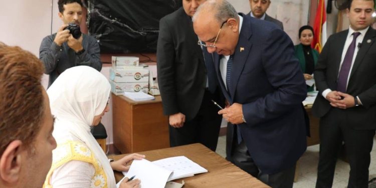 وزير الكهرباء والطاقة المتجددة يدلي بصوته في انتخابات “النواب “امام المركز الانتخابي بمدرسة المنارة بمدينة نصر.
