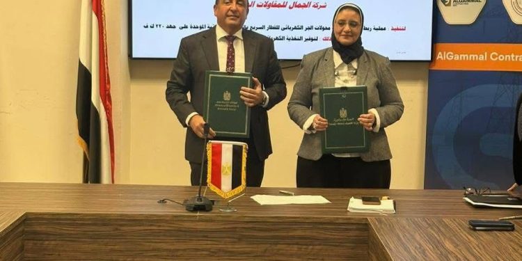 لدعم القطار الكهربائي السريع.. «نقل الكهرباء» توقع عقوداً جديدة لربط محطات الجر بالشبكة القومية في الساحل الشمالي