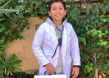 يحيي أحمد… “المسعف الصغير” يعلّم زملاءه أساسيات الإسعافات الأولية