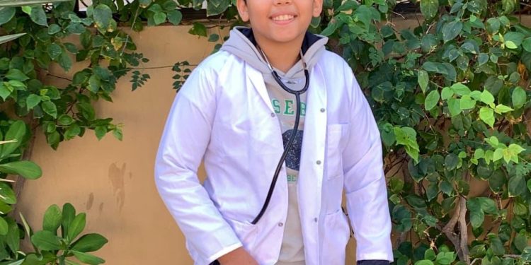 يحيي أحمد… “المسعف الصغير” يعلّم زملاءه أساسيات الإسعافات الأولية