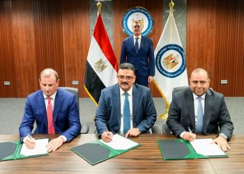 وزير البترول والثروة المعدنية يشهد التوقيع بالأحرف الأولى على اتفاق مع آتون مايننج الكندية
