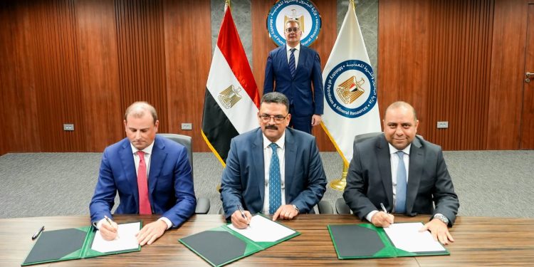 وزير البترول والثروة المعدنية يشهد التوقيع بالأحرف الأولى على اتفاق مع آتون مايننج الكندية