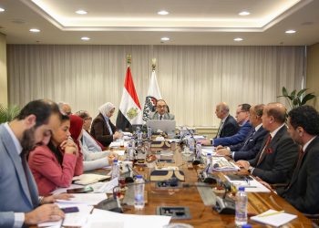 خلال اجتماع موسع برؤساء شركات “القابضة للسياحة والفنادق”.. وزير قطاع الأعمال العام يتابع مؤشرات الأداء وموقف المشروعات الجديدة