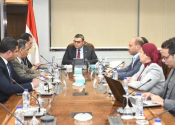 وزير الإسكان يتابع مع “الشركة الوطنية الطرق” ملفات العمل المشترك وأوجه التعاون