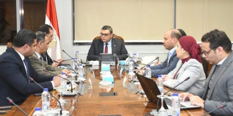وزير الإسكان يتابع مع “الشركة الوطنية الطرق” ملفات العمل المشترك وأوجه التعاون