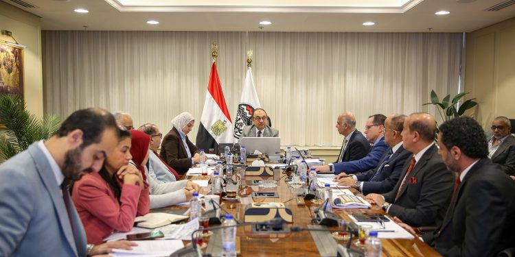 خلال اجتماع موسع برؤساء شركات “القابضة للسياحة والفنادق”.. وزير قطاع الأعمال العام يتابع مؤشرات الأداء وموقف المشروعات الجديدة