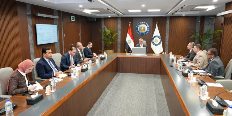 من خلال شركة السهام.. وزير البترول والثروة المعدنية يبحث تطوير آلية تدريب جميع سائقي نقل المنتجات البترولية