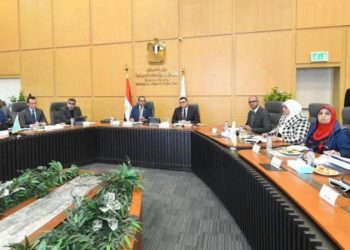 وزير الإسكان يستقبل محافظ قنا لبحث ملفات العمل المشترك