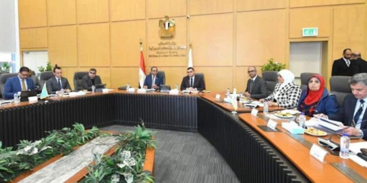 وزير الإسكان يستقبل محافظ قنا لبحث ملفات العمل المشترك