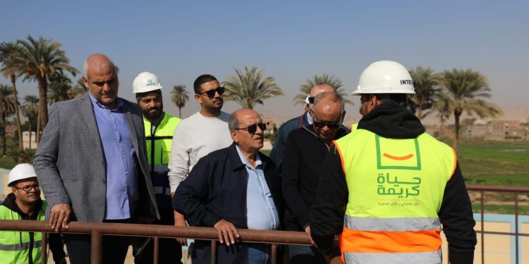 رئيس القابضة لمياه الشرب يتفقد مشروعات مياه الشرب والصرف الصحي بمحافظة أسيوط لمتابعة الموقف التنفيذي