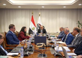 في اجتماعه الدوري برؤساء الشركات القابضة.. وزير قطاع الأعمال العام يتابع مؤشرات الأداء والموقف التنفيذي للمشروعات