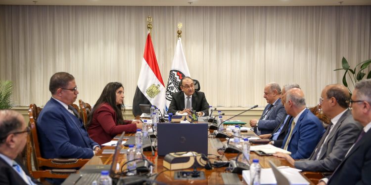 في اجتماعه الدوري برؤساء الشركات القابضة.. وزير قطاع الأعمال العام يتابع مؤشرات الأداء والموقف التنفيذي للمشروعات