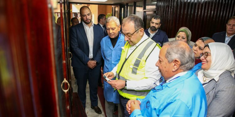 وزير قطاع الأعمال العام يجري زيارة تفقدية لشركة القاهرة للأدوية لمتابعة سير العمل والإنتاج