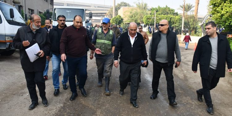 رئيس مياه الشرب والصرف الصحي بالجيزة يجري جولة تفقدية موسعة بعدد من المواقع