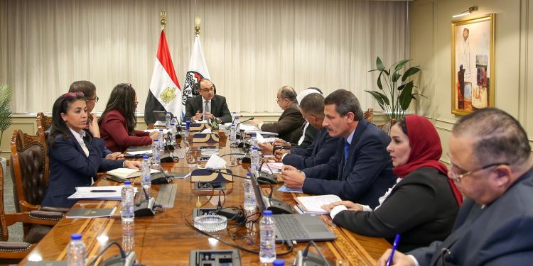 وزير قطاع الأعمال يجتمع بمسؤولي مركز المعلومات لمتابعة عدد من ملفات العمل.. ويؤكد على تعزيز الحوكمة والتحول الرقمي