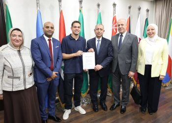رئيس الأكاديمية العربية للعلوم والتكنولوجيا يكرّم طلاب جامعة لندن المتميزين بالمركز التعليمي المعتمد