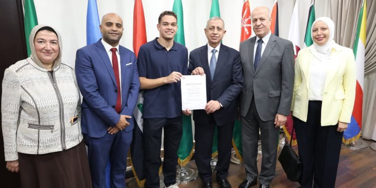 رئيس الأكاديمية العربية للعلوم والتكنولوجيا يكرّم طلاب جامعة لندن المتميزين بالمركز التعليمي المعتمد