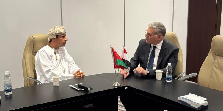 وزير البترول يبحث مع نظيره العمانى زيادة حجم اعمال الشركات المصرية في السوق العمانية