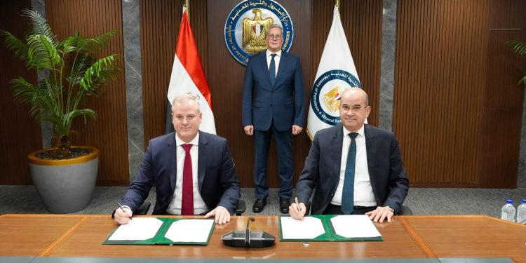 وزير البترول والثروة المعدنية يشهد توقيع عقد رخصة إنتاج وقود الطائرات المستدام