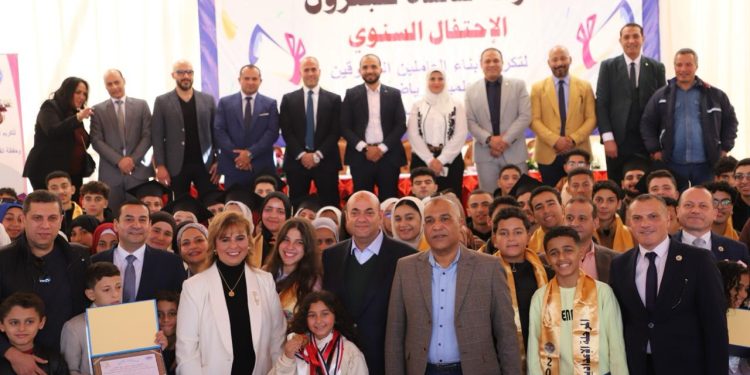 المهندس معتز عاطف والمحاسب عباس صابر يشهدان احتفالية خالدة للبترول لتكريم أبناء العاملين المتفوقين دراسيًا ورياضياً