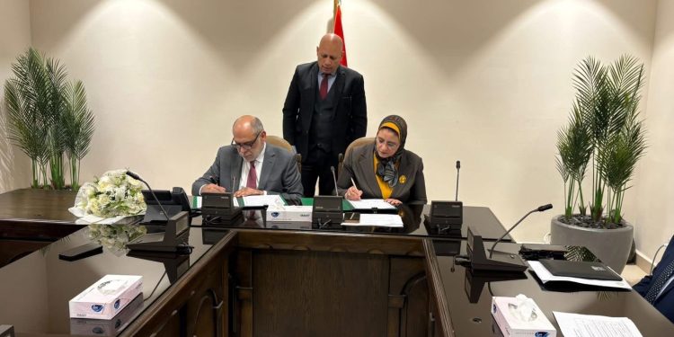 الشركة المصرية لنقل الكهرباء توقع عقدا جديد لدعم الشبكة القومية الموحدة وتغذية مشروعات تنمية شرق بورسعيد