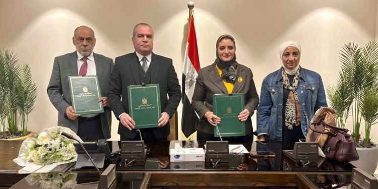 الشركة المصرية لنقل الكهرباء توقّع عقداً جديداً لتعزيز استقرار الشبكة القومية ودعم مشروعات طاقة الرياح بخليج السويس