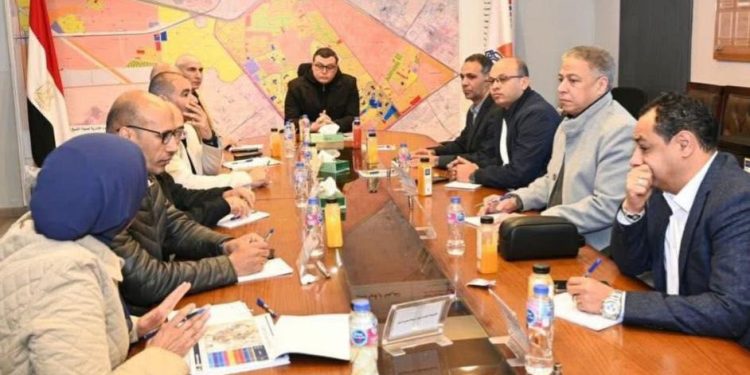 وزير الإسكان يعقد اجتماعاً بمقر جهاز مدينة الشيخ زايد لاستعراض خُطط تطوير الطرق والمحاور