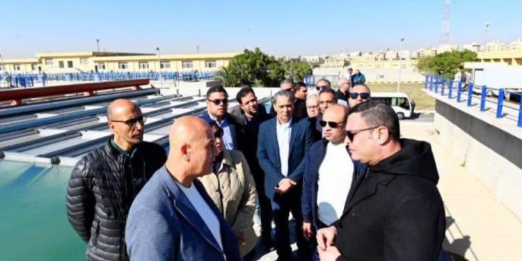 وزير الإسكان يتفقد المشروع السكني “جنة 4” ومحطة تنقية المياه بمدينة الشيخ زايد