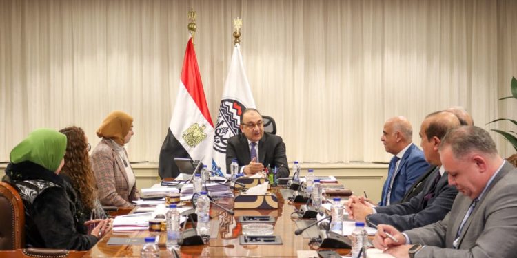وزير قطاع الأعمال العام يجتمع بمجلس إدارة “مصر للسياحة” بتشكيله الجديد