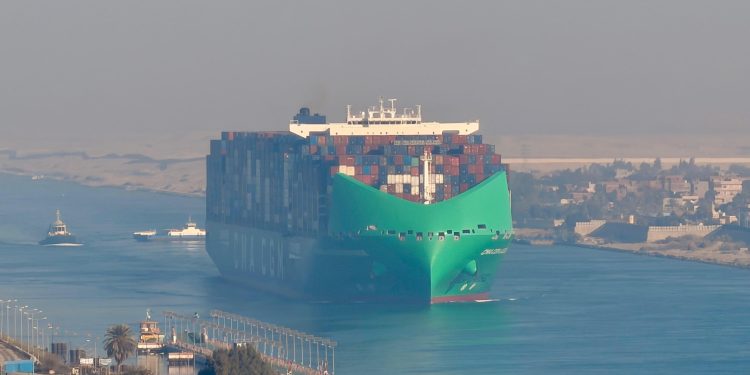 قناة السويس تشهد عبور سفينة الحاويات العملاقة CMA CGM JACQUES SAADE إحدى أكبر سفن الحاويات في العالم إيذانا ببدء العودة الكاملة لسفن المجموعة الفرنسية