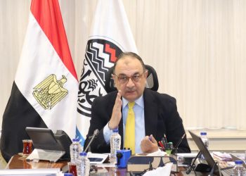 وزير قطاع الأعمال يعقد اجتماعًا دوريا لمتابعة مستجدات المشروع القومي لتطوير صناعة الغزل والنسيج