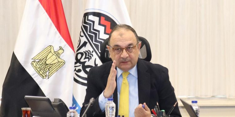 وزير قطاع الأعمال يعقد اجتماعًا دوريا لمتابعة مستجدات المشروع القومي لتطوير صناعة الغزل والنسيج