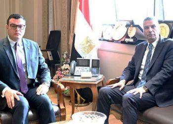 وزير الإسكان يستقبل محافظ أسوان لبحث ملفات العمل المشترك