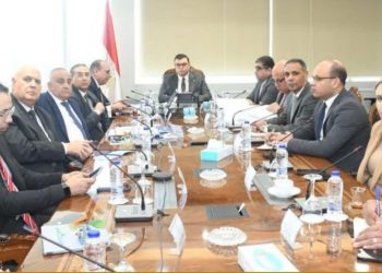 وزير الإسكان يبحث تطوير منظومة النقل الداخلي بعددٍ من المدن الجديدة