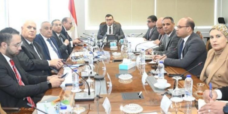 وزير الإسكان يبحث تطوير منظومة النقل الداخلي بعددٍ من المدن الجديدة
