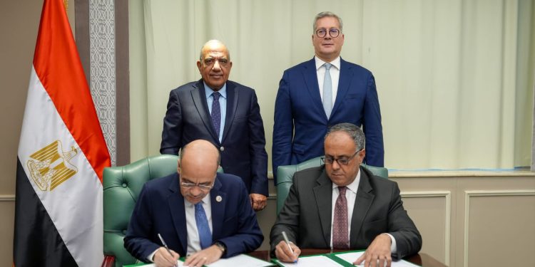 وزيرا الكهرباء والطاقة المتجددة والبترول والثروة المعدنية، يشهدان توقيع بروتوكول تعاون بين الهيئة العامة للبترول وهيئة المواد النووية