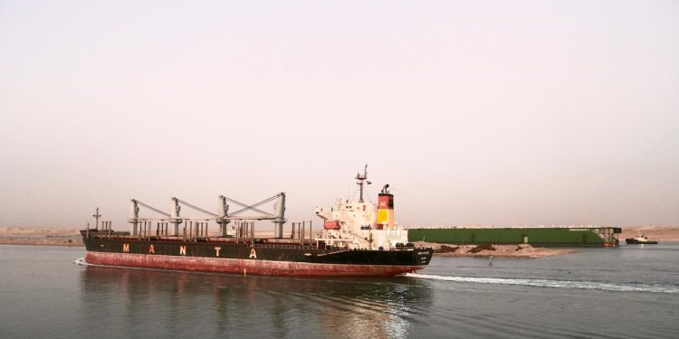 الفريق أسامة ربيع يعلن نجاح عملية عبور”الحوض العائم” GREEN DOCK 3 مقطورا ضمن قافلة الجنوب بعد عبوره بأمان من البحر الأحمر